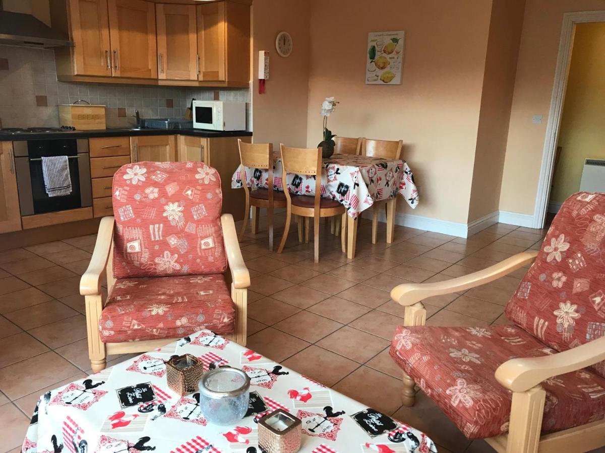 טראלי Kings Court Holiday Apartments מראה חיצוני תמונה